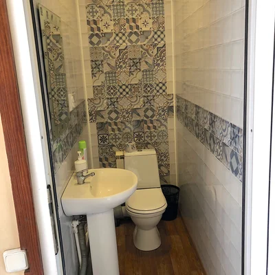 Санузел с раковиной, унитазом и плиткой-пэчворк — снять дом для банкета, загородный отдых в Тюмени