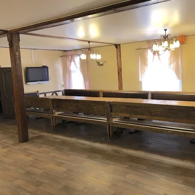 Банкетный зал с длинными деревянными столами и скамьями — снять дом для банкета, загородный отдых в Тюмени