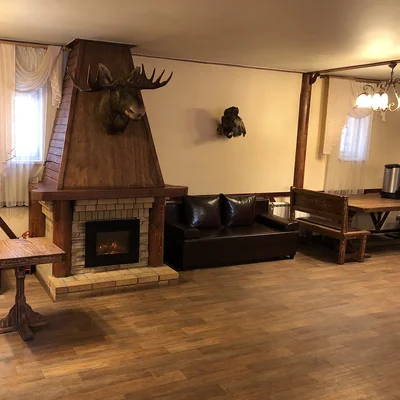 Банкетный зал с камином — вид от входа — снять дом для банкета, загородный отдых в Тюмени