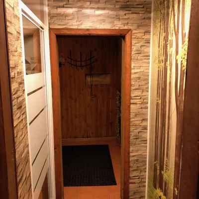 Прихожая с декоративным камнем и вешалкой — снять дом для банкета, база отдыха в Тюмени