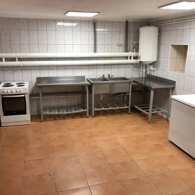 Профессиональная кухня с плитой, мойкой и холодильником — снять дом для банкета, Усадьба — отдых за городом