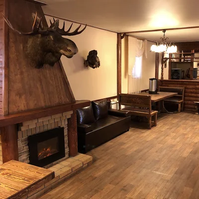 Каминный зал с горящим камином и головой лося — снять дом для банкета, отдых в Тюмени