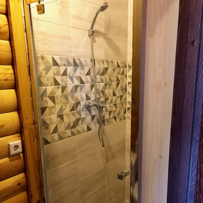 Душевая кабина со стеклянной дверью и декоративной плиткой — снять дом для банкета, отдых в Тюмени