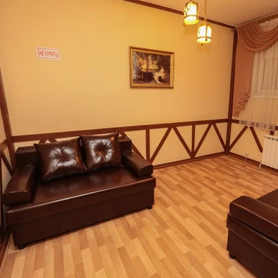 Гостиная с камином и охотничьим декором — банкетный зал — снять дом для банкета, база отдыха в Тюмени