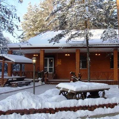 Кирпичный дом для банкета зимой — фасад в снегу с подсветкой — снять дом для банкета, база отдыха в Тюмени