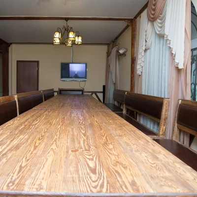 Банкетный стол из массива дерева в зале с люстрой — снять дом для банкета, база отдыха Усадьба