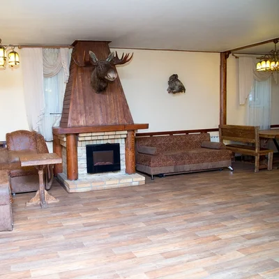 Зал с камином, диванами и охотничьим декором — снять дом для банкета, загородный отдых в Тюмени