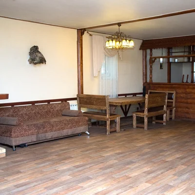 Зона отдыха с кожаными диванами и картиной на стене — снять дом для банкета, Усадьба — отдых за городом