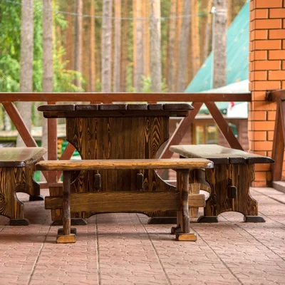 Деревянный стол со скамьями на крытой веранде — снять дом для банкета, Усадьба — отдых за городом