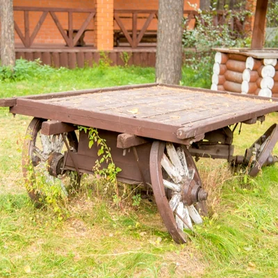 Декоративная старинная телега на зелёной территории — снять дом для банкета, база отдыха Усадьба