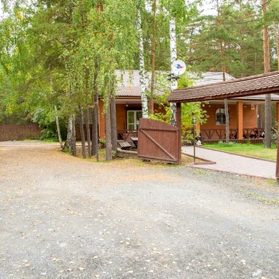 Въезд на территорию — дом среди сосен с деревянными воротами — снять дом для банкета, отдых в Тюмени