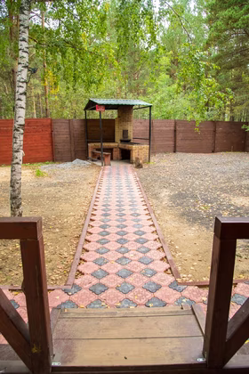 Дорожка к мангальной зоне с навесом на заднем дворе — снять дом для банкета, отдых в Тюмени