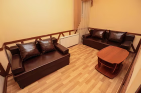 Комната отдыха с двумя кожаными диванами и журнальным столиком — снять дом для банкета, база отдыха Усадьба