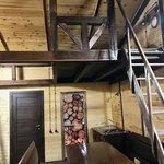 Кухня и лестница дома 10 — снять дом в Тюмени