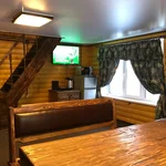 Гостиная с ТВ дома 3 — аренда дома в Тюмени