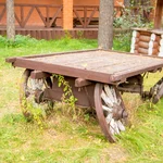 Декоративная телега на территории дома 4 — снять дом в Тюмени