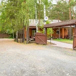 Территория и парковка дома 4 — база отдыха Усадьба в Тюмени