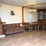 Зона отдыха у камина дома 4 — аренда дома в Тюмени