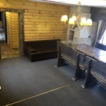 Гостиная с камином дома 7 — база отдыха Усадьба в Тюмени