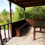 Веранда дома 7 со столом — коттедж на базе отдыха Усадьба